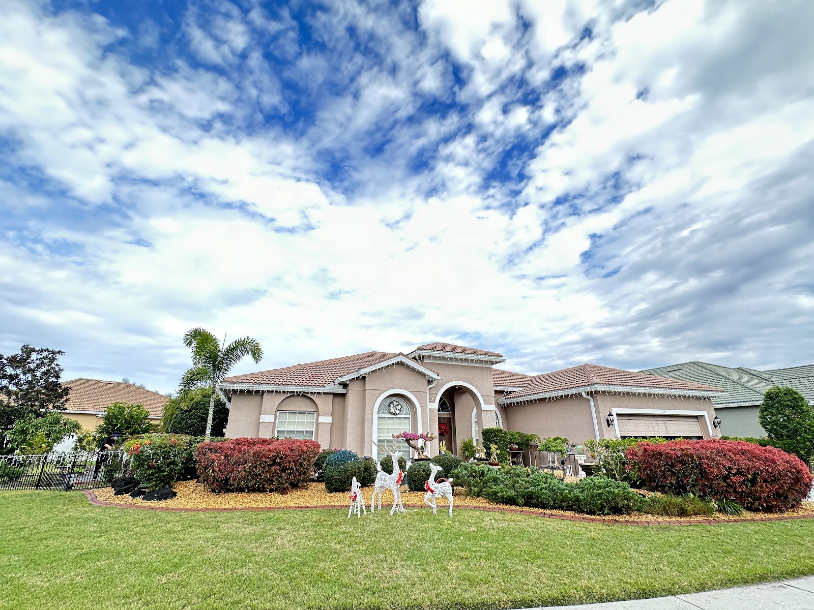 Florida home with fresh mulch beds
